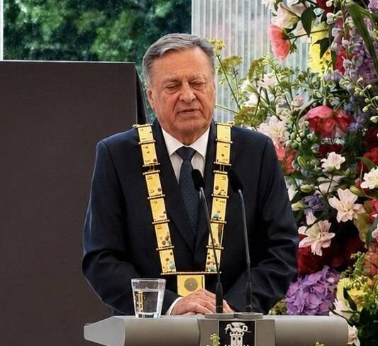 KOMENTAR: Janković z zlato verigo in kronanje nedotakljivih